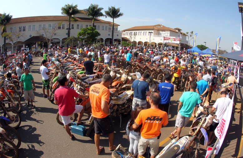 99979227_endurohomenagempilotoadrianomiranda